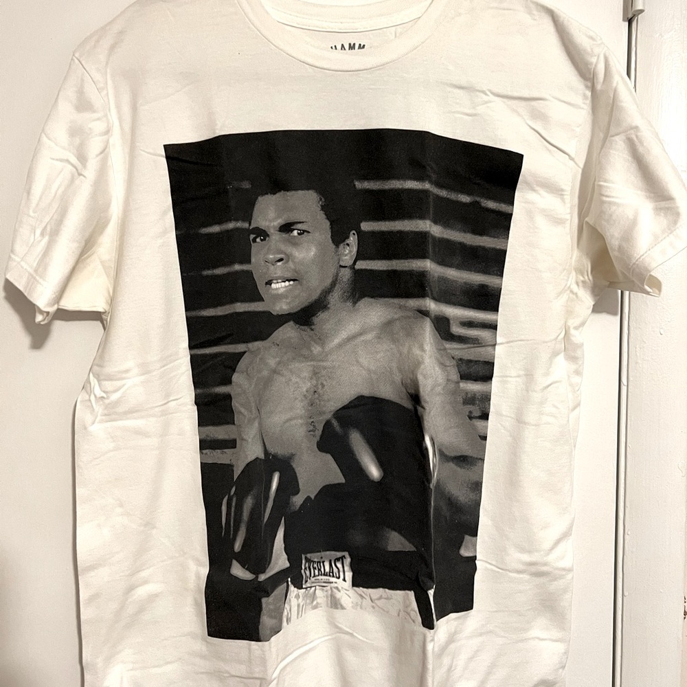 Muhammad Ali T-Shirt. Size L